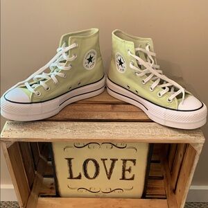 Converse High-Tops Size 7 in Pastel Green with White Accents